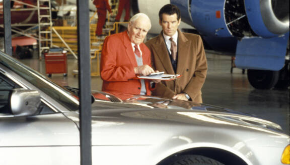 Desmond Llewelyn työskenteli yhteensä viiden eri James Bondin kanssa. Kuva elokuvasta Huominen ei koskaan kuole (1997), jossa James Bondia näyttelee Pierce Brosnan.