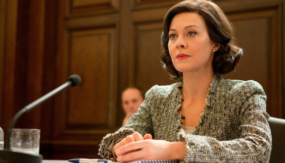 Helen McCrory pääministerinä elokuvassa 007 Skyfall.