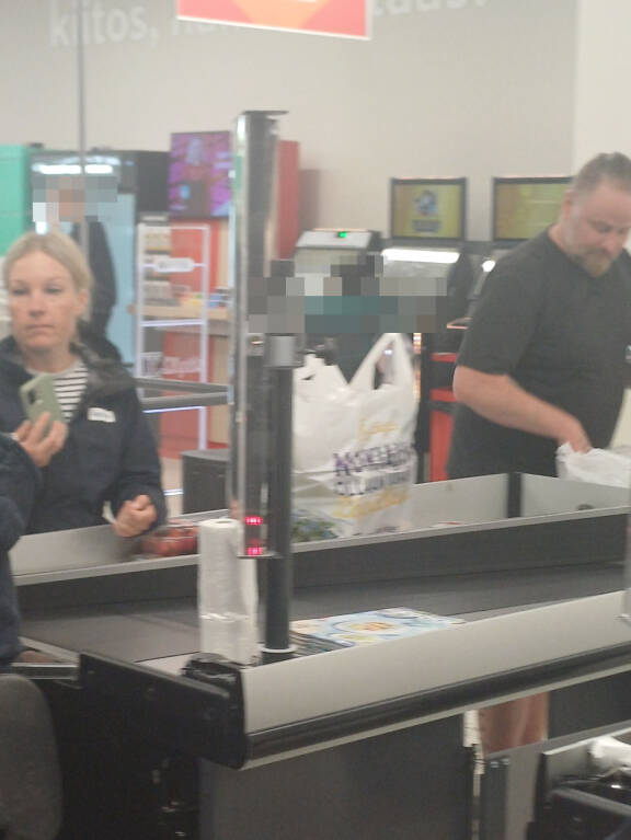 Sarkku ja Lauri Huttunen tekevät ostoksia marketissa