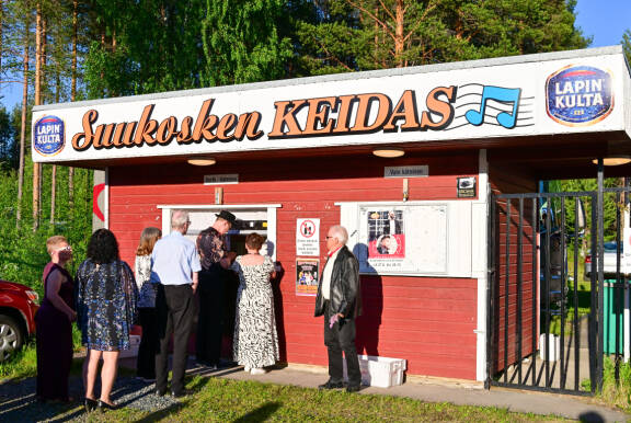 Taustalla kännikohu! Seiska teki ratsian Jari Sillanpään keikalle – herkistyi heti Lapin yössä