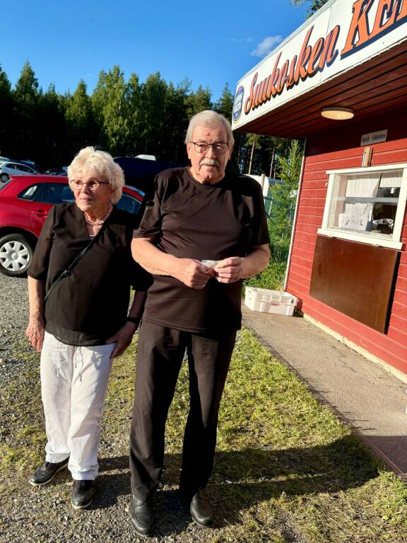 Raija ja Pekka Vartiolle oli tärkeintä päästä lauantaitansseihin. – Artistilla ei niin väliä, mutta osaahan se Jari hyvin laulaa.