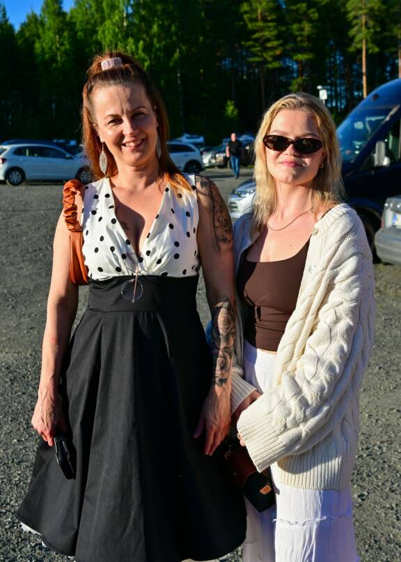 Johannalla ja Katriinalla oli pilkettä silmäkulmassa.