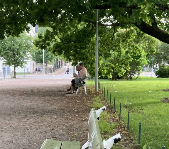 Henkka istui penkille, jossa istui jo vanhempi herra. Pian hän sai nauttia kuitenkin vain omasta seurastaan, sillä herrasmies lähti pois.