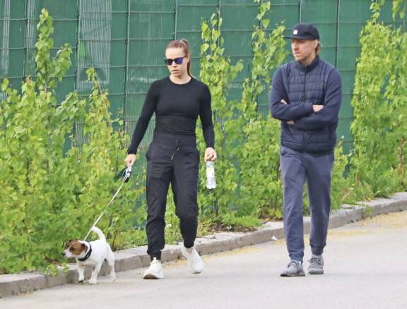 Jasmi Joensuun ja Markus Granlundin pesueen täydentää jackrussellinterrieri Keijo.