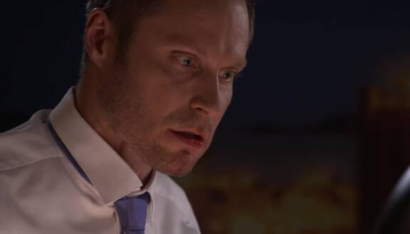 Noel (Jarkko Miettinen) juhlii uutta pestiään, kunnes häntä ammutaan.