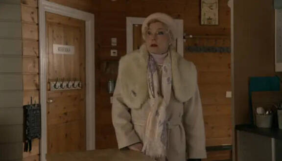 Dahlia (Inkeri Mertanen) joi myrkytettyä viiniä.