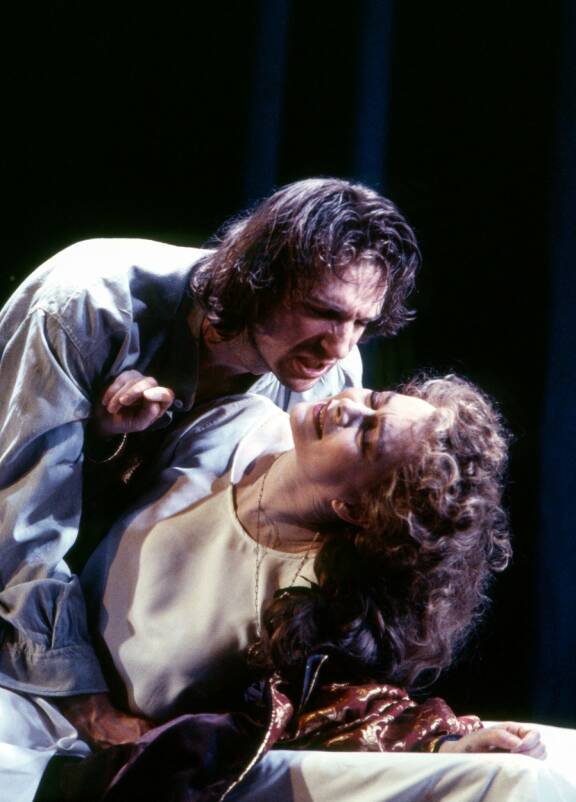 Shakespearen näytelmä Hamlet vuonna 1995 saattoi yhteen Francescan ja näyttelijä Ralph Fiennesin.