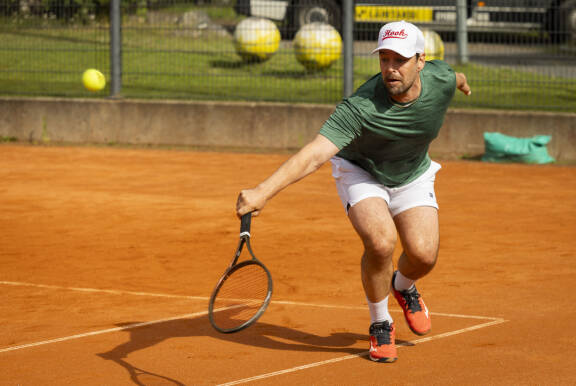 Teemu ei päässyt vappupäiväisen leikkauksen vuoksi pelaamaan, mutta Mikko Leppilampi sen sijaan venytti palloihin kuin parhaiden päiviensä Lleyton Hewitt, vaikka Mikolla lippa olikin edessä.