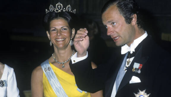 Kuingatar Silvia ja kuningas Kaarle Kustaa ottamassa vieraita vastaan kuninkaanlinnassa vuonna 1982.