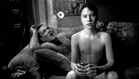 BetoniyÃ¶. PRESSIKUVA! Draama. YÃ¶ erottaa pojasta miehen. Pirkko Saision 1980-luvun alun romaani on viimein filmatisoitu. Asialla on elÃ¤mÃ¤nkumppani Pirjo Honkasalo, joka ei ole tehnyt nÃ¤ytelmÃ¤elokuvaa sitten TulennielijÃ¤n vuonna 1998. PÃ¤Ã¤henkilÃ¶ on teini-ikÃ¤inen Simo, joka asuu karun betonilÃ¤hiÃ¶n ahtaassa kaksiossa Ã¤itinsÃ¤ kanssa. Olohuoneen sohvalle on asettunut viimeiseksi yÃ¶kseen isoveli, joka on menossa suorittamaan linnatuomiota. Ã„iti taas on kertonut naapureille olevansa etelÃ¤nmatkalla tavoittamattomissa.Simo saa tehtÃ¤vÃ¤ksi pitÃ¤Ã¤ kovapintaiselle ja julman pessimistiselle veljelle yÃ¶n ajan seuraa Ã¤idin lÃ¤htiessÃ¤ baariin. Veljen maailmankuvan vastavoimana on naapurin mies, salaperÃ¤inen taiteilija ja Simon mielestÃ¤ outo lintu betonierÃ¤maassa. Traagisen yÃ¶n aikana Simon luottamus lÃ¤heisiin katoaa ja seurauksena on murhenÃ¤ytelmÃ¤. PÃ¤Ã¤osissa: Johannes Brotherus , Anneli Karppinen , Johan Ulfsak, Jani Virman. Ohjaus: Pirjo Honkasalo, Suomi 2013. K-12. 96MIN. Kuvassa: Johannes Brotherus edessÃ¤. KÃ¤ytettÃ¤vÃ¤ksi vain tÃ¤mÃ¤n ohjelman yhteydessÃ¤