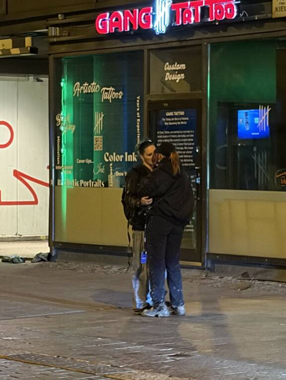 Silminnäkijän mukaan Sannin ja Veran tunnelma oli yön pimeinä tunteina juhlava.