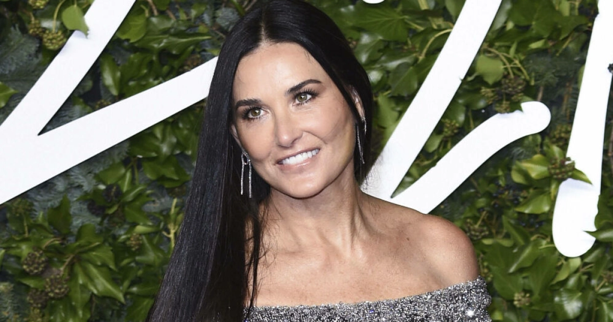 Demi Moore herättää huomiota Pariisin muotiviikolla ulkonäkömuutoksellaan – kasvot ovat viidessä vuodessa kiristyneet pääkallokuntoon