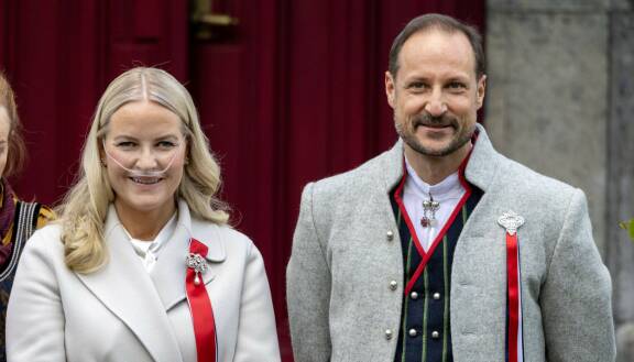 Mette-Marit ja Haakon. Mette-Marit on joutunut usein turvautumaan happiviiksiin sairastamansa keuhkofibroosin takia.
