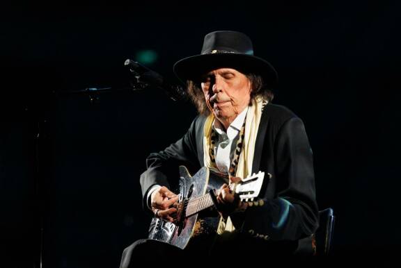 Dave Lindholm, 74, sai kunnian aloittaa konsertin.
