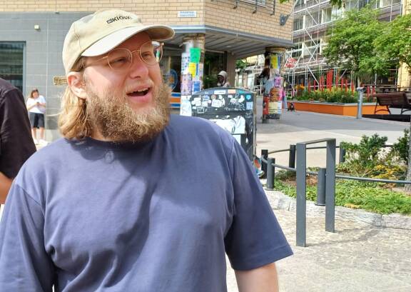 Brandon Jack oli saanut uudet silmälasit Malmilta. Edelliset silmälasit olivat hajonneet Kauppatorilla, jossa juhlittiin Leijonien voittamaa jääkiekon maailmanmestaruutta.