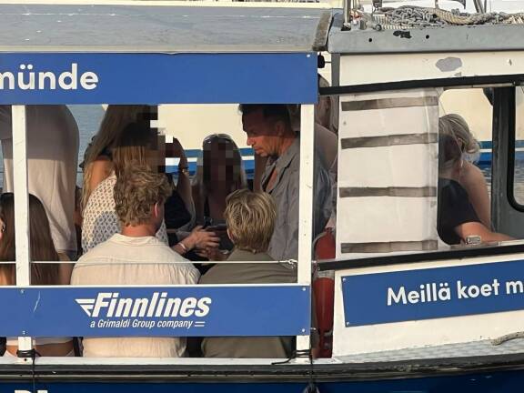 Lukijoiden mukaan järkkärit ohjasivat JP:n seurueineen Liuskaluodolta lautalle, joka vei porukan pois paikalta.