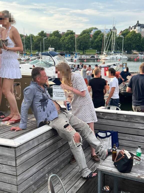 Jossain kohtaa JP joutui pitämään taukoa tanssimisesta. Seuraa hänelle piti ex-vaimo Nettaa muistuttanut nainen viinapullo kädessään.