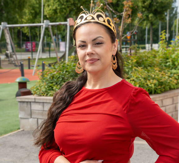 Raija Mäntyniemi on kaikkien aikojen ensimmäinen romanitaustainen tangokuningatar.