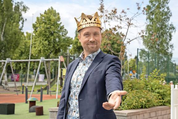 Juho heittäytyi tangoposeeraukseen! Kruunun hän saa pitää, mutta päässään hän ei aio sitä koko vuotta säilyttää.