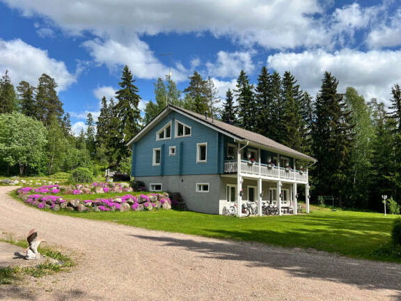 Liskien pitkäaikainen koti sijaitsee idyllisissä metsä- ja peltomaisemissa lähellä Riihimäen rautatieasemaa. Luksuslukaalille on asetettu hinnaksi reippaat 575 000 euroa. Lisää kuvia asunnosta löytyy muun muassa Etuovi.com:ista.