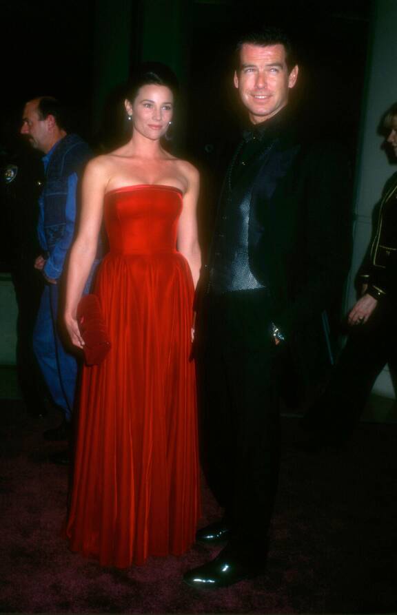 Keely Shaye Smith ja Pierce Brosnan gaalassa Beverly Hillsissä vuonna 1996.