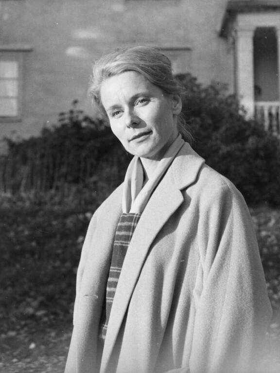 – Jokainen suhdehan vain vahvistuu, jos sitä ulkopuolelta uhataan. Meille riitti monella tasolla se, että oltiin kaksistaan, Esko kirjoittaa kirjassaan. Suhteen ensimmäisille vuosille 1963 osui elokuva Meren juhlat (kuva), jossa Kyllikki näytteli muotitalon omistajaa.