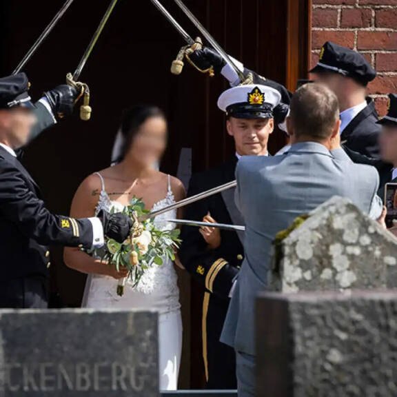 Morsiusparille tehtiin kunniakuja. Jotta pari pääsee etenemään, tulee heidän suudella toisiaan.