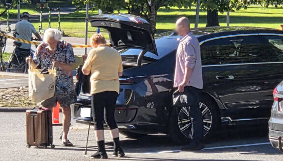 Auton takakontti tyhjeni yhteistuumin.