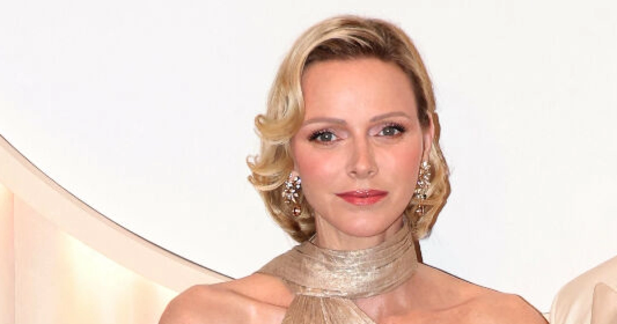 Prinsessa Charlene loistaa Monacon gaalassa upeassa retropuvussa: filmitähtimäistä ylellisyyttä joka paikassa