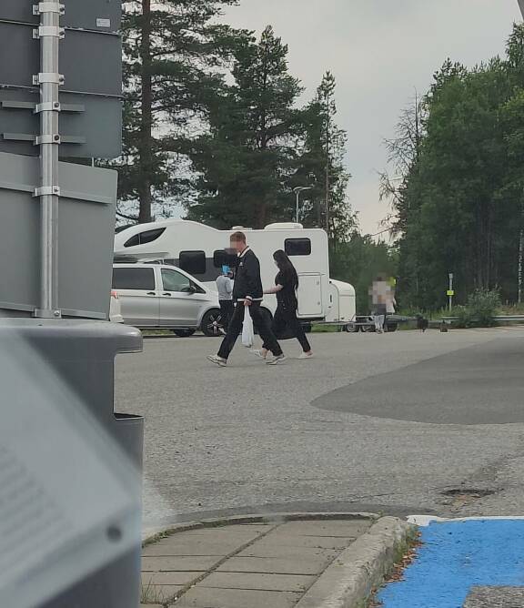 Suloinen kaksikko, Diandra ja hänen mysteerimiehensä, kiinnitti huomiota Rovaniemellä Napapiirin St1-huoltoasemalla.
