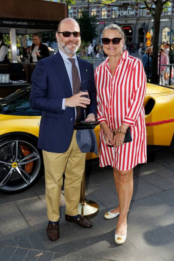 Rita minglasi Made in Italy -terassijuhlissa Italian suurlähettiläs Nicola Todaro Marescottin kanssa.