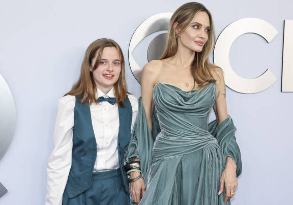 Vivienne-tytär äitinsä Angelina Jolien kanssa kesäkuussa 2024.