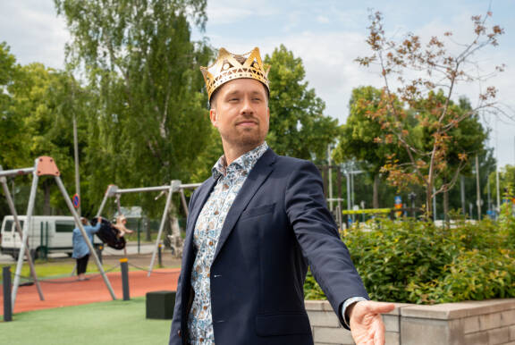 Juho heittäytyi kameran edessä kuninkaalliseen tangoposeeraukseen!