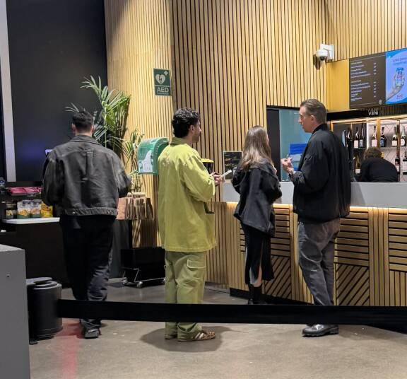 Ystävykset shoppailivat itselleen herkkuja myöhäisillan elokuvaan.