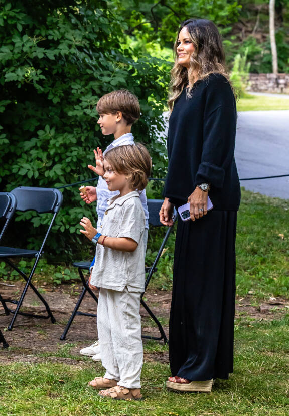 Prinsessa Sofia prinssi Gabrielin ja prinssi Julianin kanssa Öölannissa heinäkuussa.