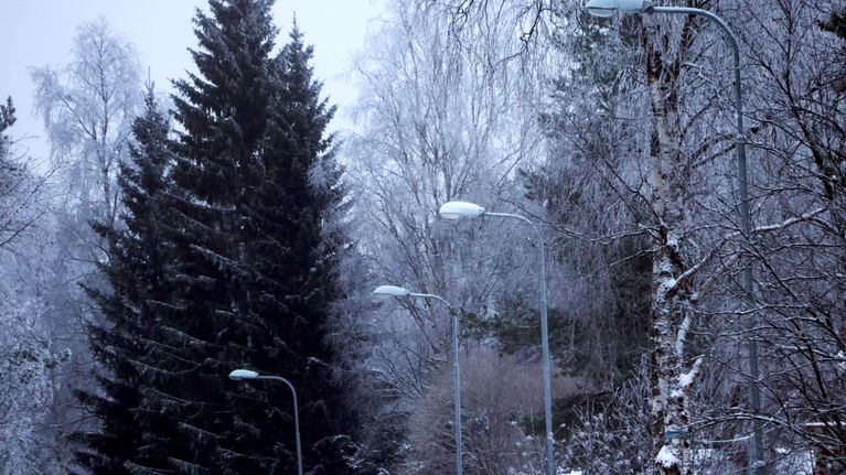 Katuvalopylväitä.