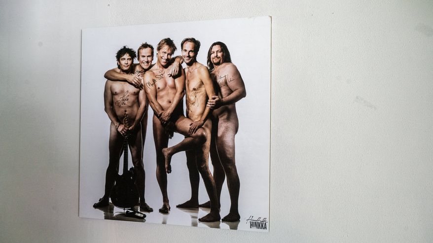 Harri Hinkan valokuva Eppu Normaalista nimikirjoituksin varustettuna, Backstage Rock Shopin seinällä.