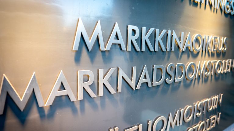 Markkinaoikeuden kyltti.