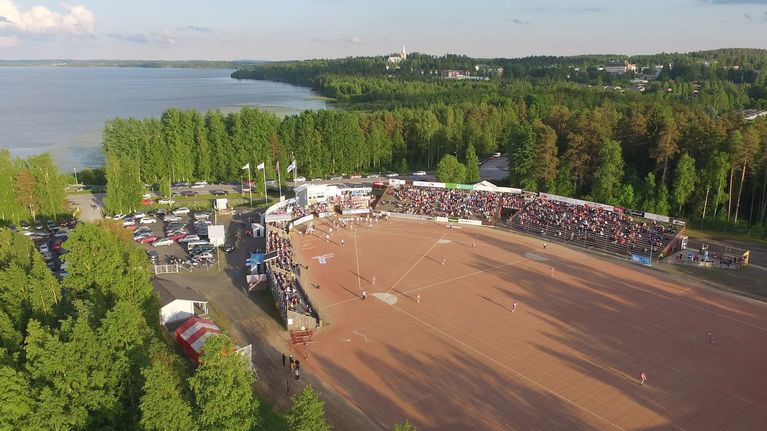 Suuri pesäpallokenttä järven rannalla kesällä.