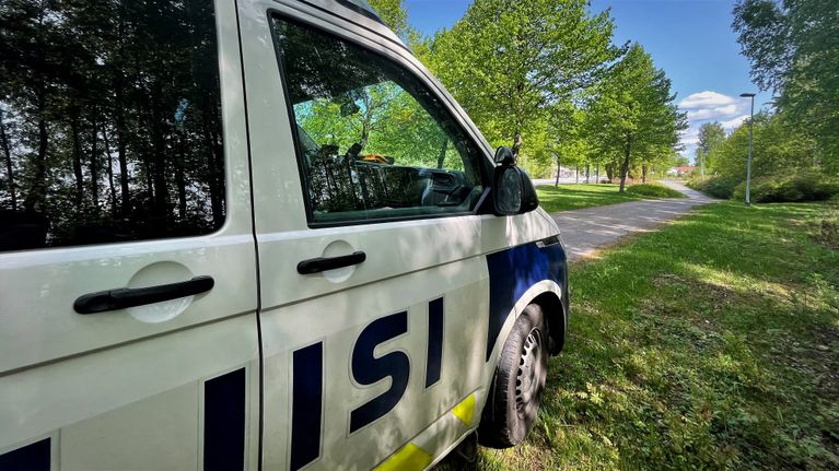 Poliisiauto pyörätien varrelle. 