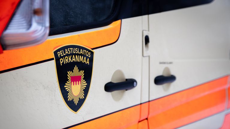 Ambulanssin kylki, jossa Pirkanmaan pelastuslaitoksen logo.