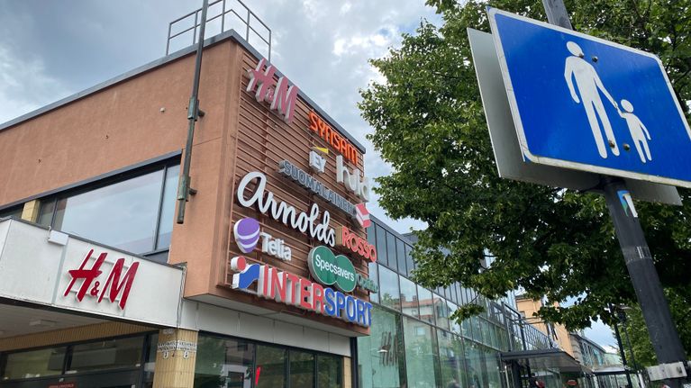 Chydenia I:n yritysten logot ovat kauppakeskuksen ulkoseinällä.