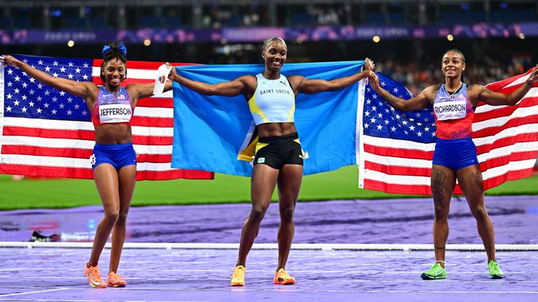 Naisten 100 metrin kolme parasta Pariisin olympialaisissa. Kultaa Julien Alfred, hopeaa Sha'carri Richardsson, pronssia Melissa Jefferson.