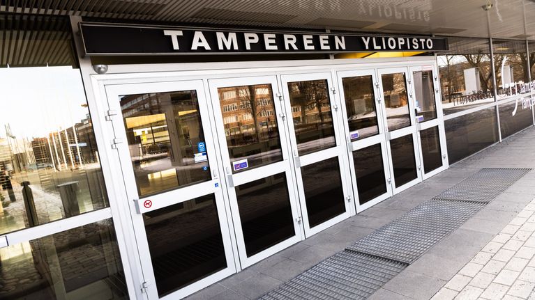 Tampereen yliopiston sisäänkäynti.