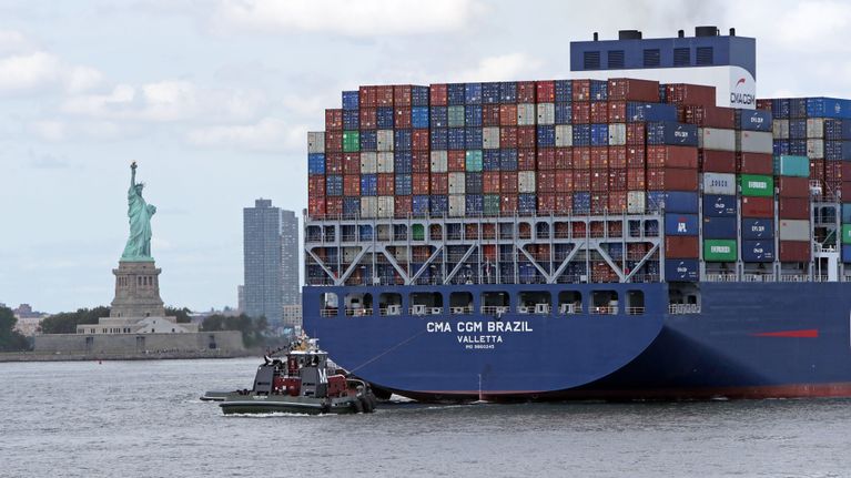 Konttialus CMA CGM Brazil purjehtii New Yorkin satamassa, taustalla Vapaudenpatsas.