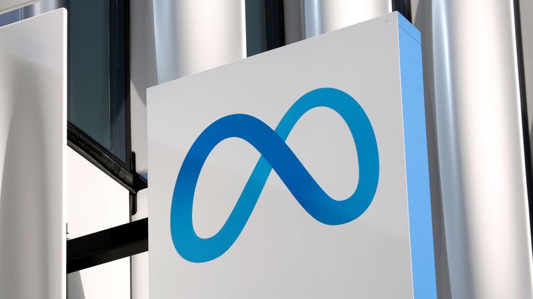 Meta-yhtiön logo rakennuksen seinässä.