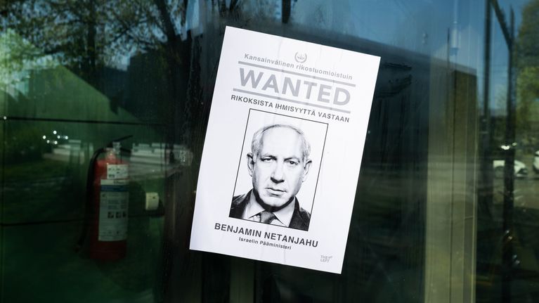 Benjamin Netanjahun pidättämistä vaativa juliste Helsingissä.