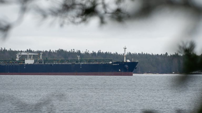 Öljytankkeri Eagle S ankkurissa Porvoon Kilpilahden edustalla.