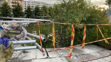 Kaide on repeytynyt irti ja tilalla on pelastuslaitoksen nauhoja. Puiden oksat ovat katki.