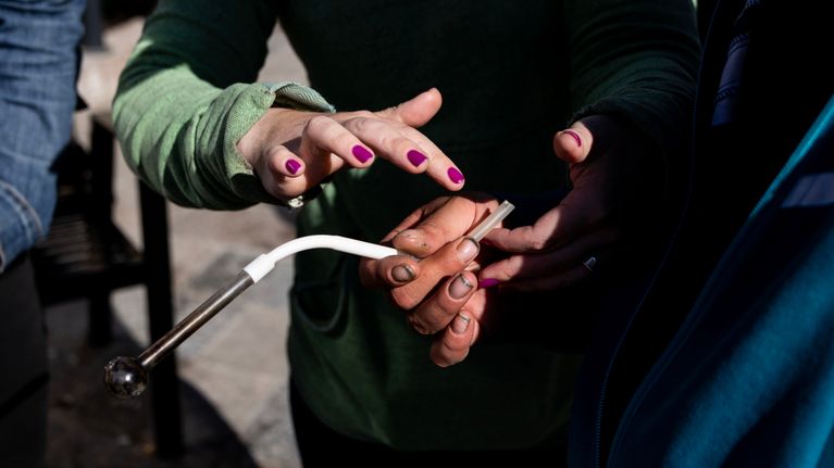 Muoviseen letkuun liitetty lasinen putki, jonka on päässä ontto reijällinen lasipallo.